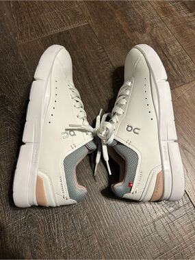 On Running womens' The Roger Advantage Sneakers - White & grey